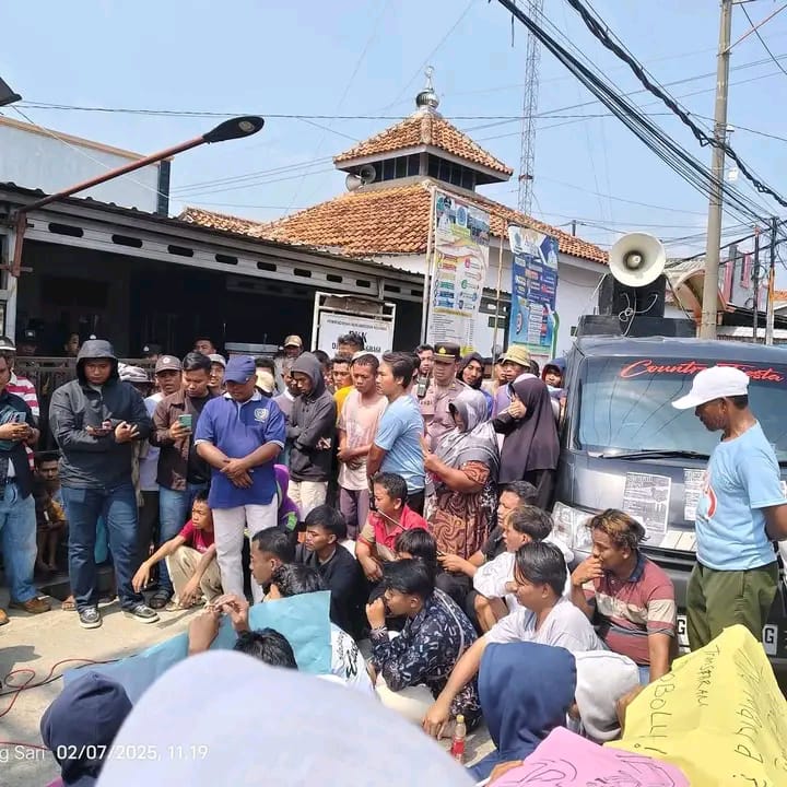 Warga Brebes Demo Kades, Tuding Main Judol