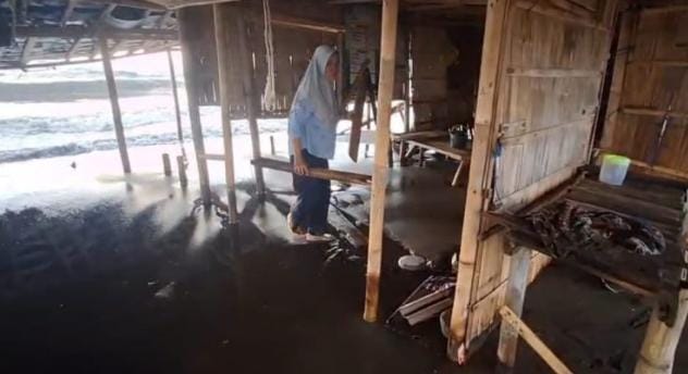 Warung di Pantai Brebes Rusak Diterjang Gelombang