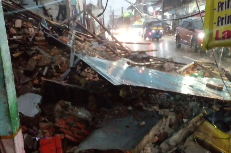 Bangunan Tua di Tebet Roboh saat Hujan Deras