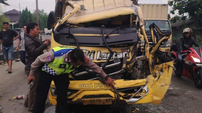 Truk Tabrak Tronton di Pantura, Satu Tewas