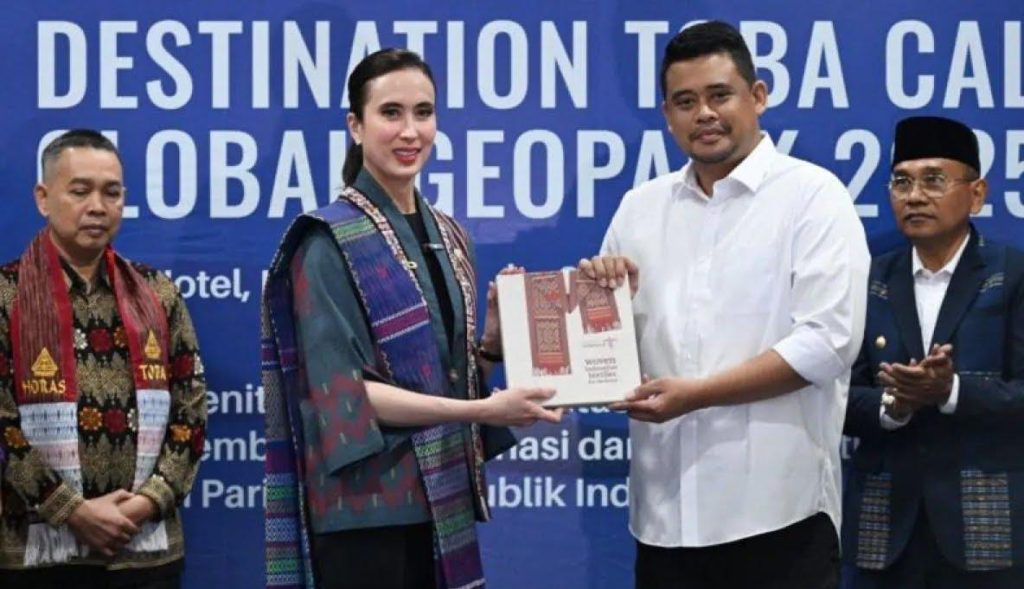 Menpar Tinjau Geopark Toba, Dorong Kolaborasi Lintas Sektor