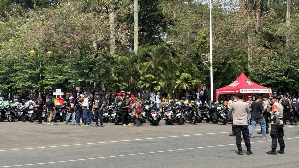 BEM SI Gelar Aksi “INDONESIA (C)EMAS” di Patung Kuda