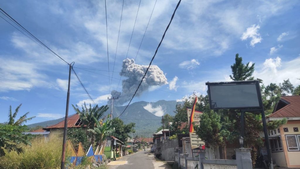 Gunung Marapi Erupsi, Kolom Abu Capai 1.200 Meter