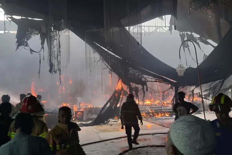 Korsleting Diduga Picu Kebakaran Gedung Sri Melayu