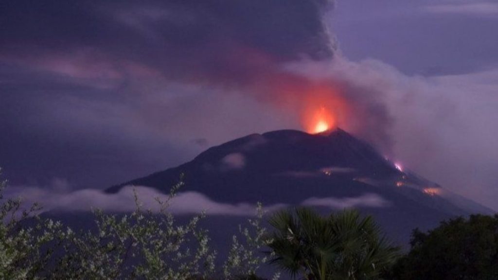Gunung Ili Lewotolok Naik Status, Warga Diminta Waspada