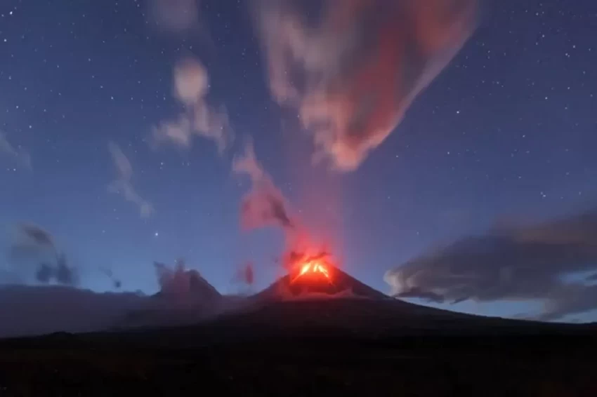 Gunung Klyuchevskoy Meletus Usai Gempa Besar Kamchatka