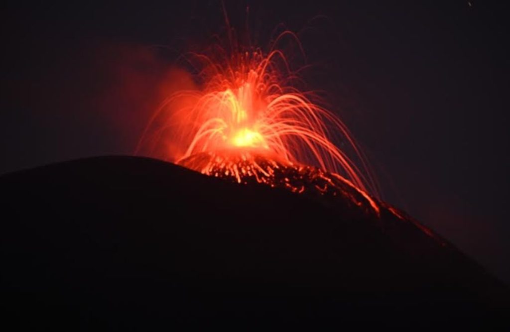 Gunung Ile Lewotolok Meletus 63 Kali, Radius Bahaya 3 Km