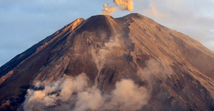 Letusan Gunung Semeru Capai Ketinggian 800 Meter