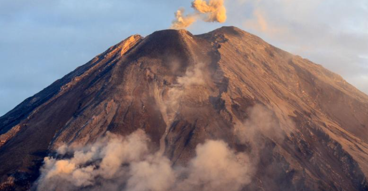 Letusan Semeru Capai 1.000 Meter, Warga Diimbau Waspada