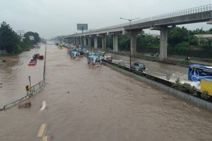 Hujan Deras Menyebabkan Banjir di Tol Jakarta-Tangerang KM 24
