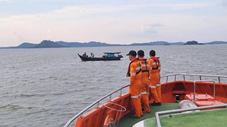 Kapal Tim Sepak Bola Tenggelam di Batam, Tujuh Penumpang Hilang