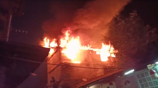 Rusun Duren Sawit Terbakar, Warga Panik