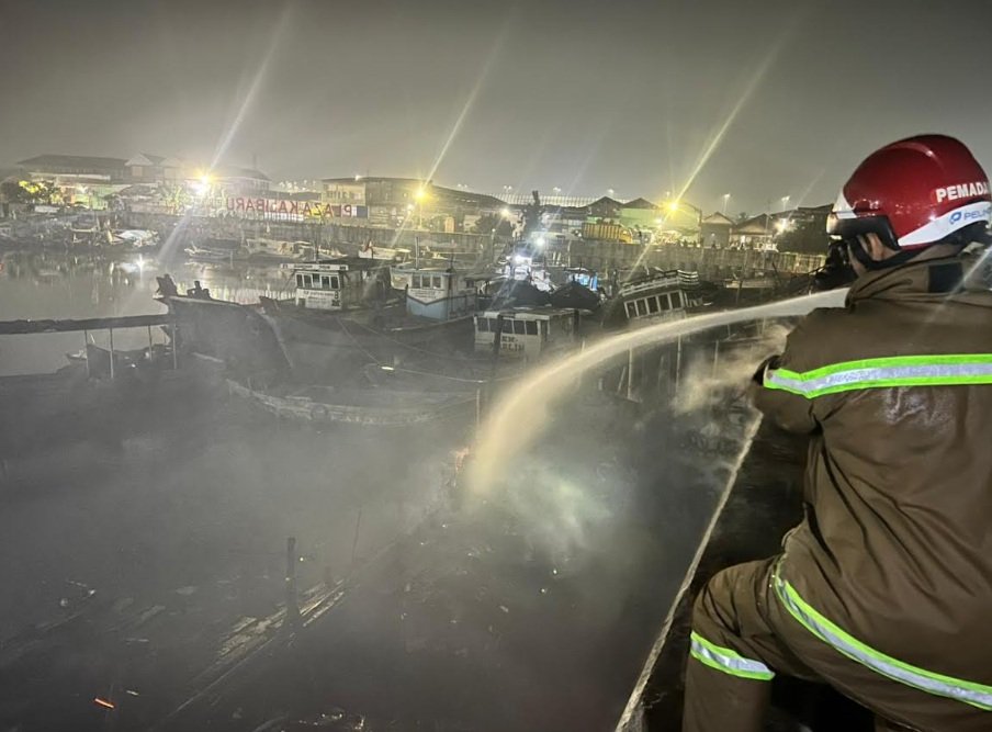 Beberapa Kapal Terbakar di Pelabuhan Kalibaru Dini Hari
