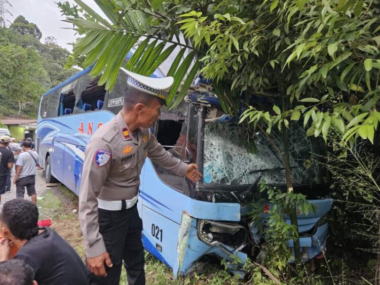 Upaya Salip Gagal, Truk Bertabrakan dengan Bus ANS