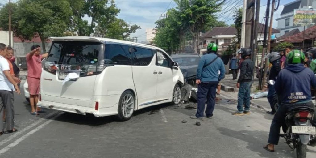 Oleng dan Tabrak, Vellfire Picu Tabrakan Tiga Kendaraan