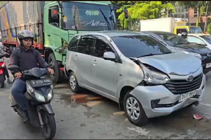 Truk Rem Blong Tabrak 13 Kendaraan di Pulomas