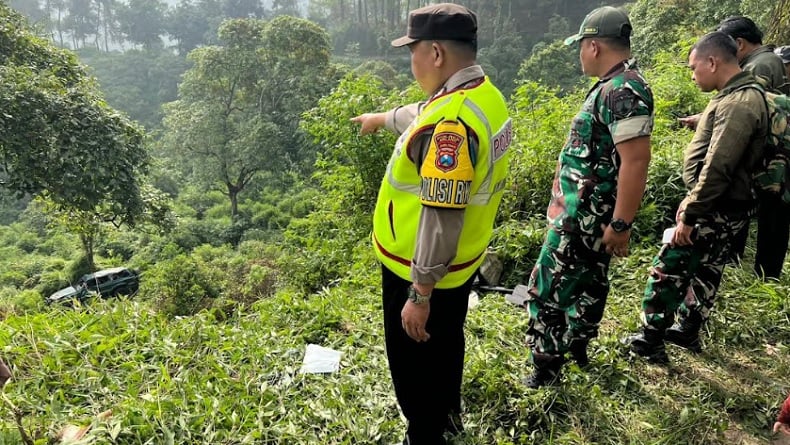 Rem Blong, Mobil Toyota Land Cruiser Terjun ke Jurang Bromo