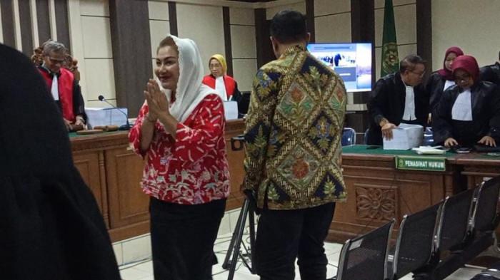 Mbak Ita dan Suami Dituntut 6 dan 8 Tahun Penjara