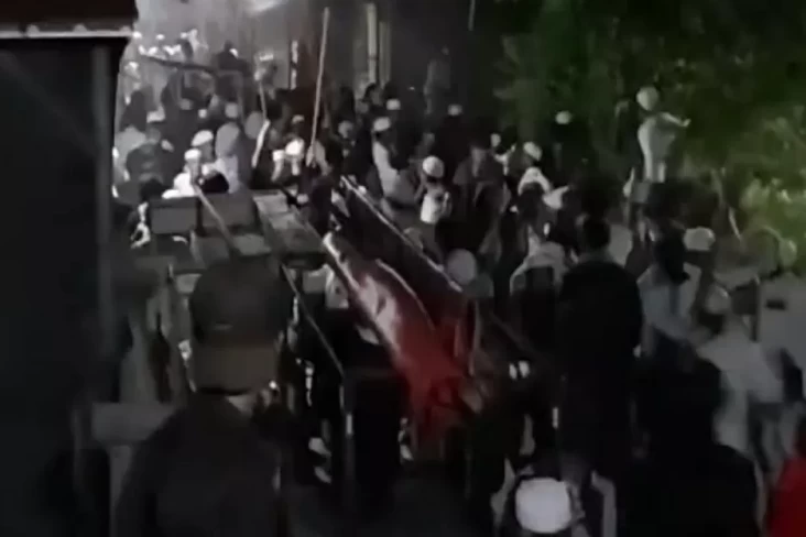 Lemparan Batu dan Sajam Warnai Ricuh Pengajian Habib Rizieq