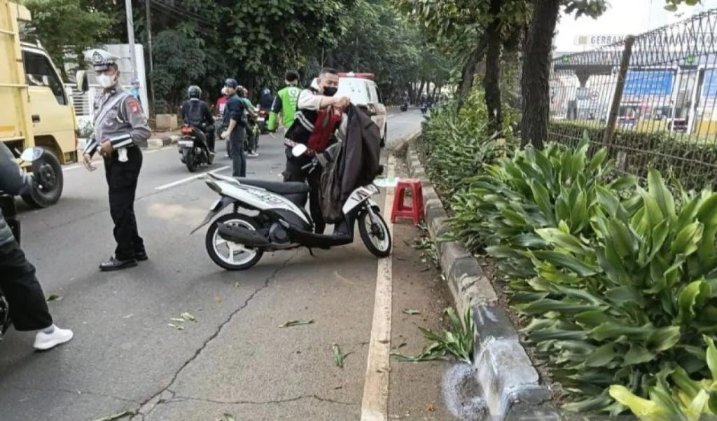 Pengendara Motor Tewas Tabrak Pembatas Jalan di TB Simatupang