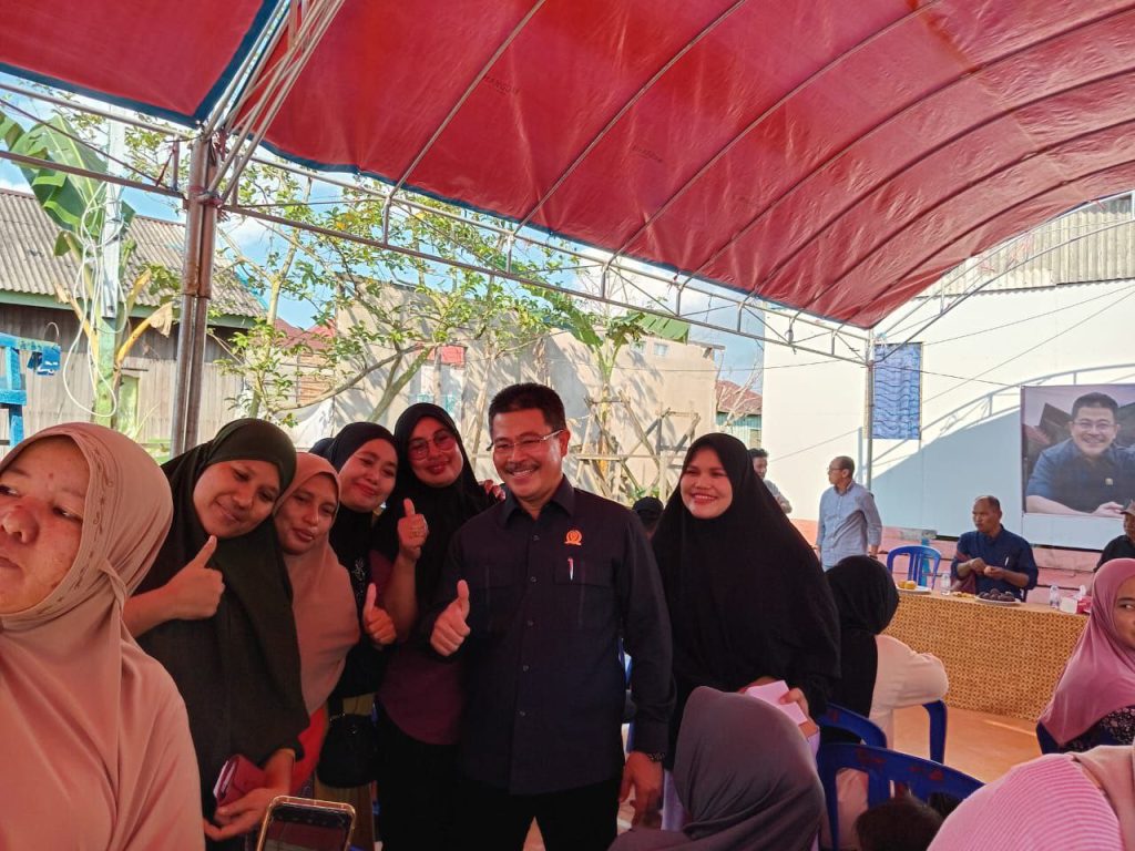 Darlis Tampung Aspirasi Warga RT 52, dari Jalan Rusak hingga Seragam Sekolah