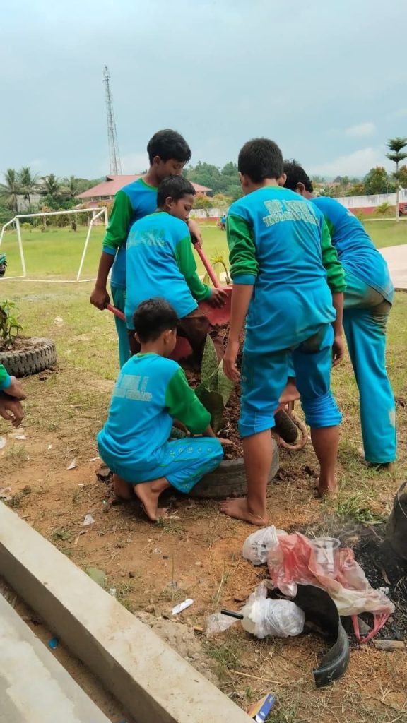 SMPN 6 Tenggarong Seberang Wujudkan Sekolah Hijau
