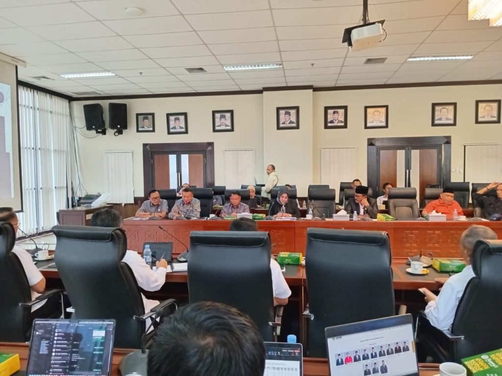 Syarifatul Syadiah Pimpin Rapat RPJMD DPRD Kaltim di Samarinda