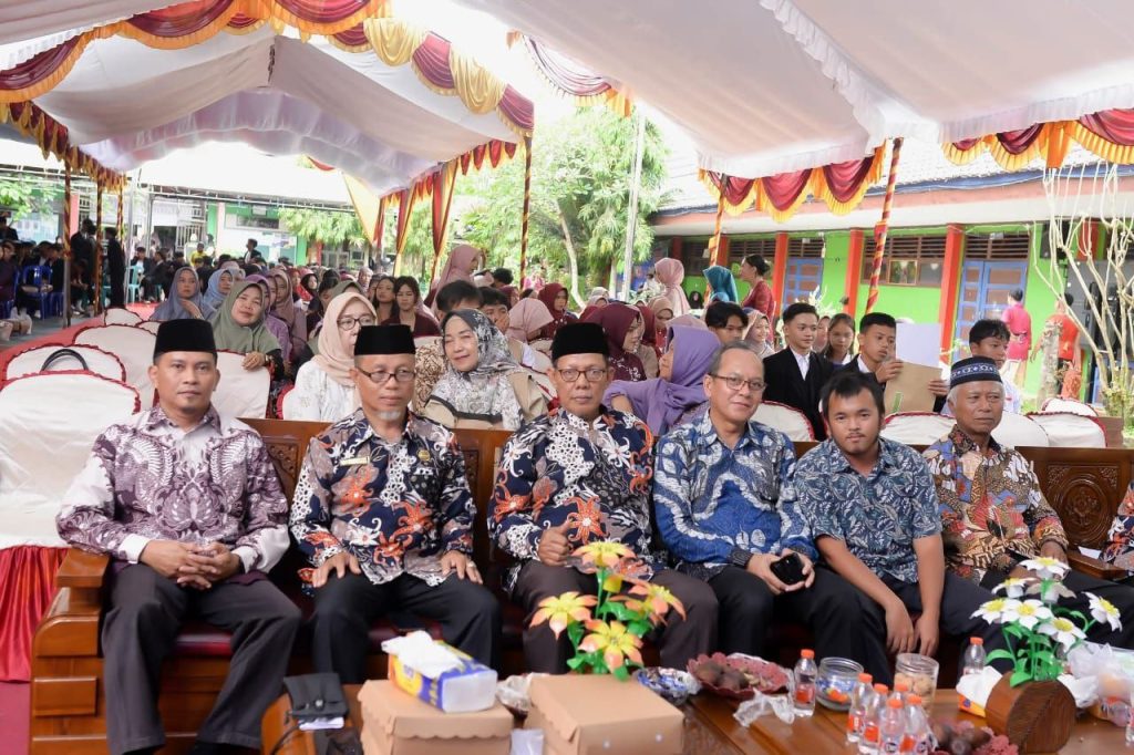 Lepas Siswa, Kepala SMPN 2  Tenggarong Soroti Penguatan Karakter