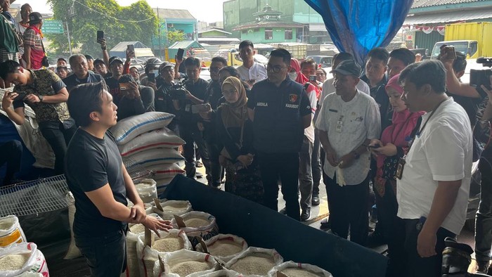 Sidak Pasar Cipinang, Satgas Pangan Periksa Beras Oplosan