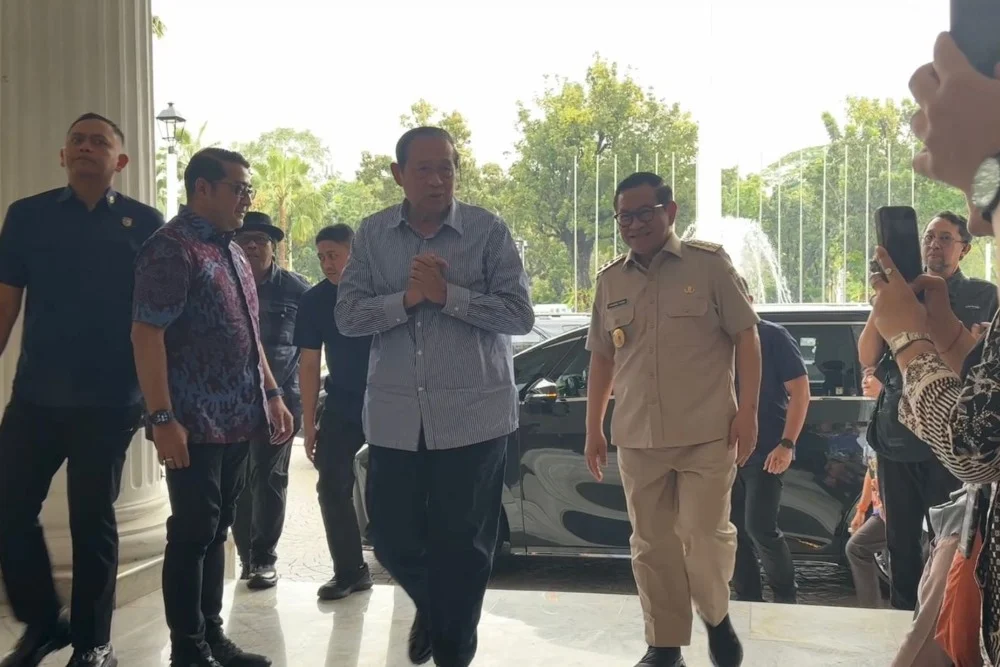 SBY Dampingi Seniman Jerman Lukis Monas