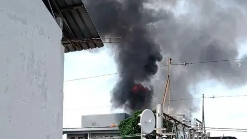 Api Melalap Lapak Dekat Rel KRL Angke