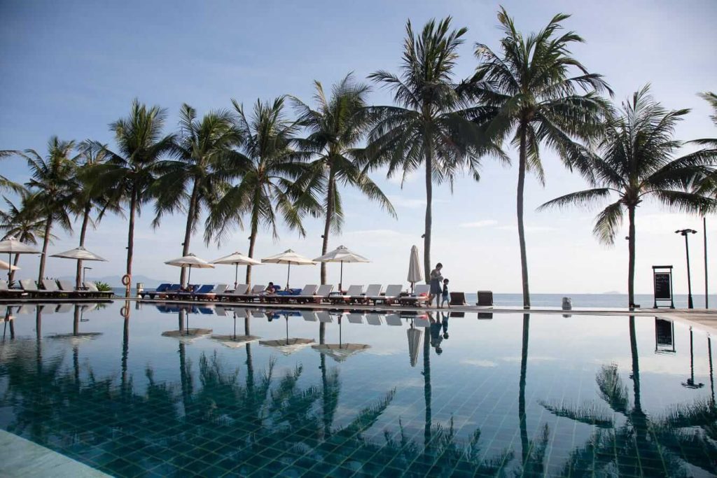 Bermesraan di Kolam Renang: Telanjang Kaki Masuk “Dosa” di Hotel?