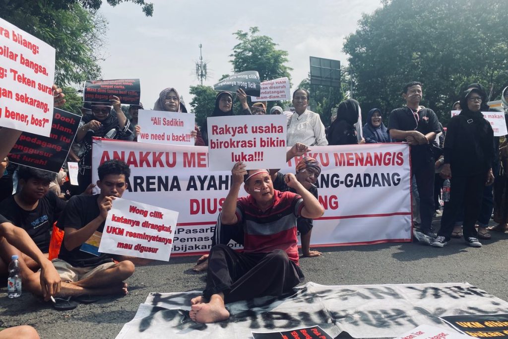 Pedagang Pasar Barito Demo Tolak Relokasi