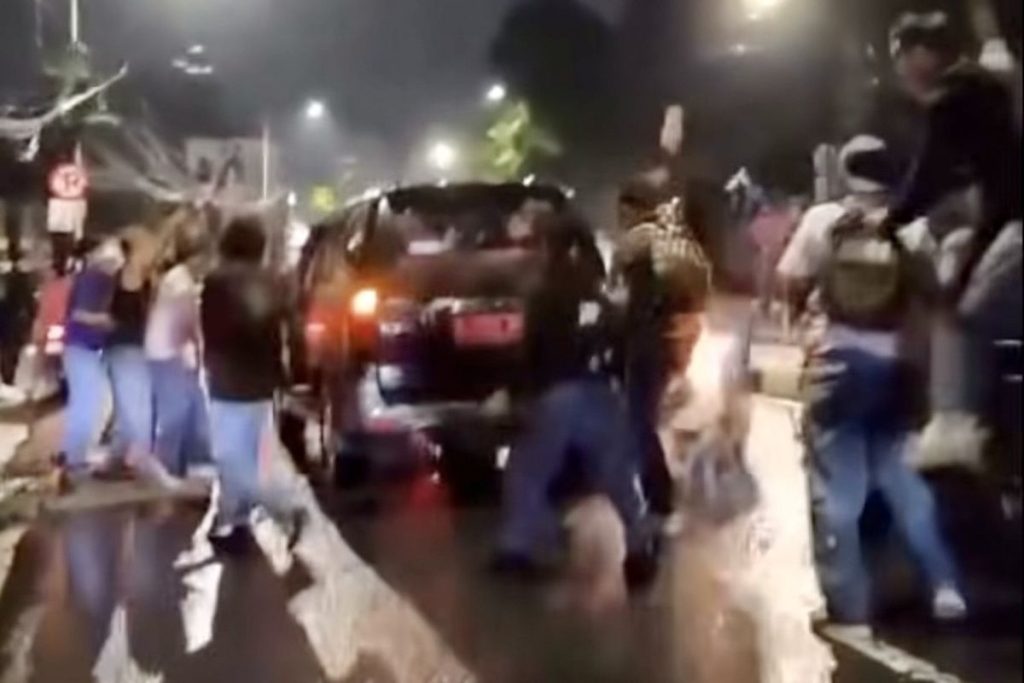 Lurah Manggarai Selatan Dikeroyok Massa Demo DPR di Slipi