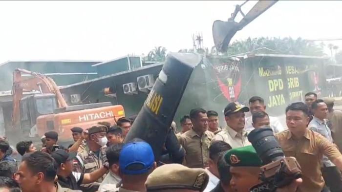 Bobby Nasution Dilempar Batu Saat Bongkar Diskotek di Deliserdang