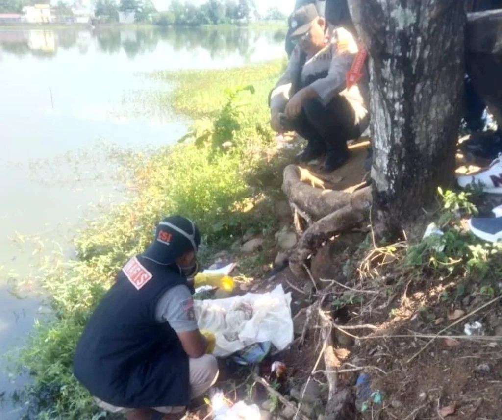 Bayi Terbungkus Kain Kafan Ditemukan di Danau Mawang