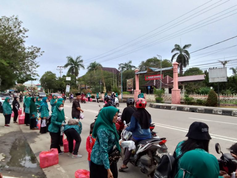 Berbagi Takjil, TP PKK Sukarame Tumbuhkan Solidaritas