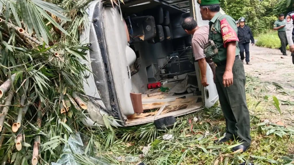 Rem Blong, Bus Damri Terguling di Mentawai