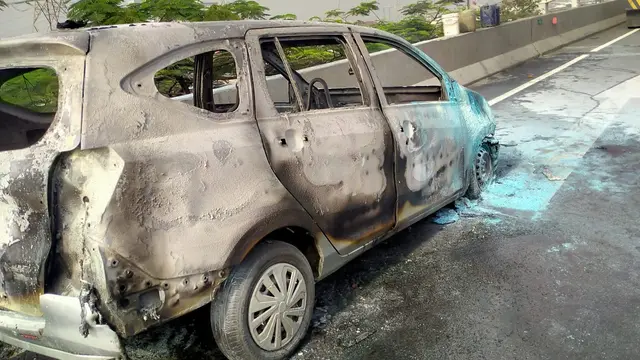 Daihatsu Sigra Terbakar di Tol Layang Kemayoran, Diduga Korsleting