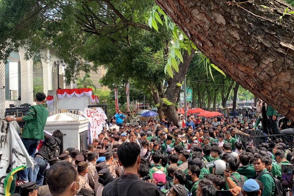 Demo Mahasiswa di Medan Ricuh, Pagar DPRD Sumut Ambruk