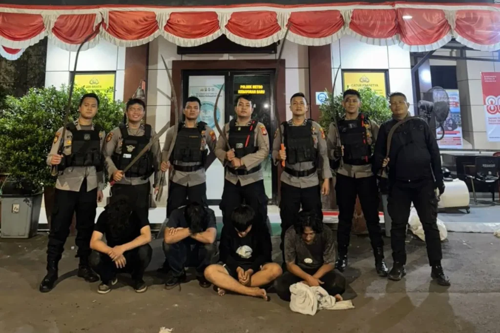 Polisi Gagalkan Tawuran, 4 Pemuda Bersajam Ditangkap di Jaksel