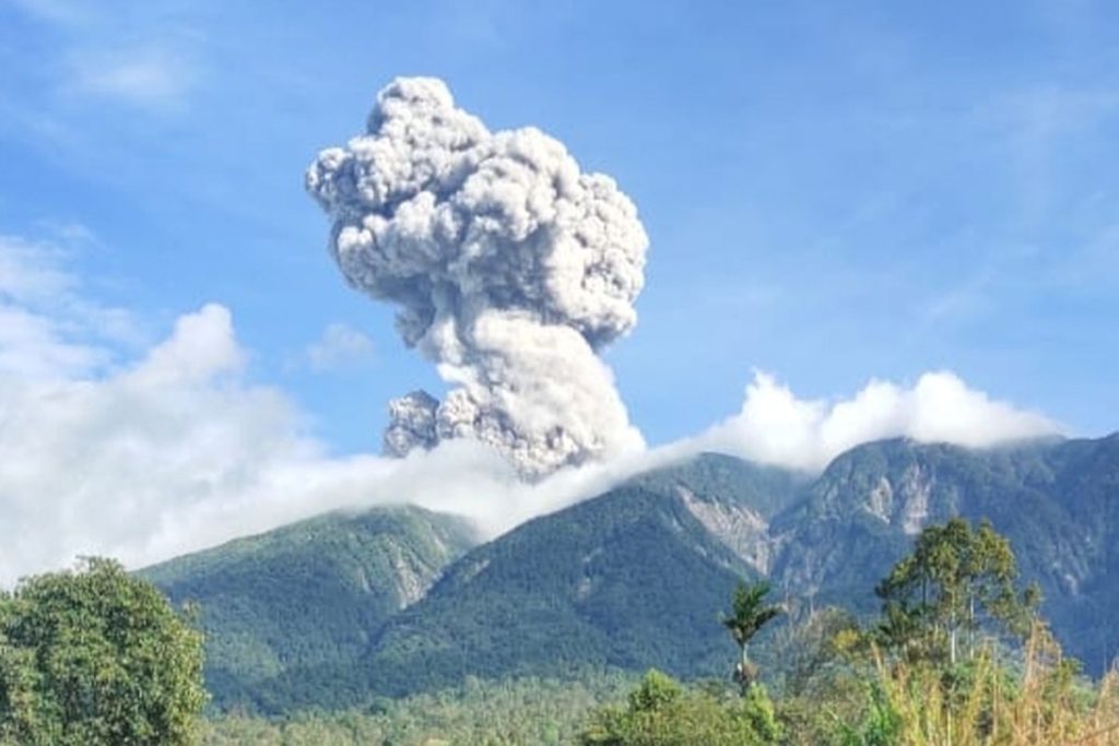 Gunung Marapi Kembali Erupsi, Lontarkan Abu Setinggi 500 Meter