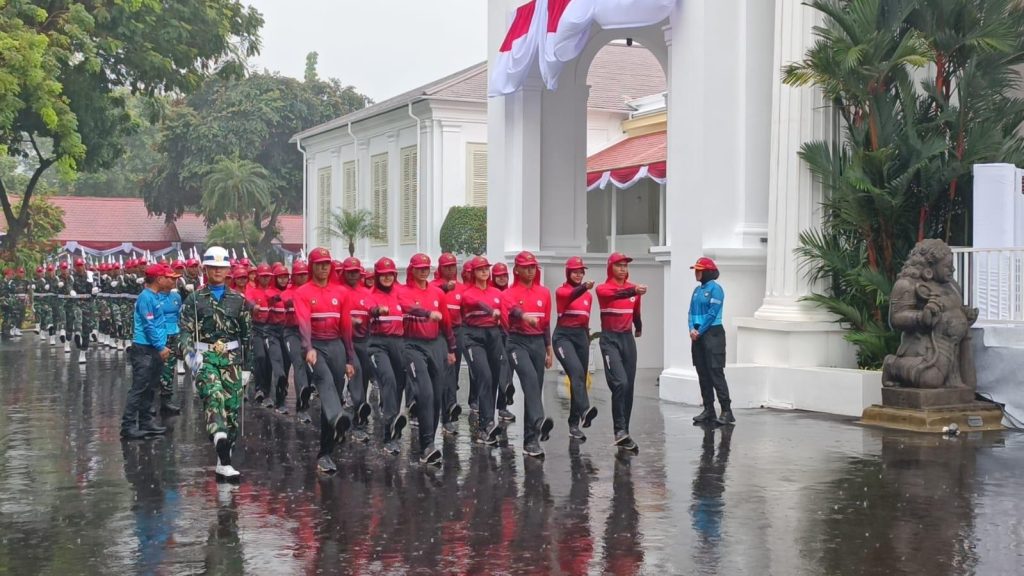 Gladi Kotor Capaska Berlangsung Basah Kuyup di Istana Merdeka