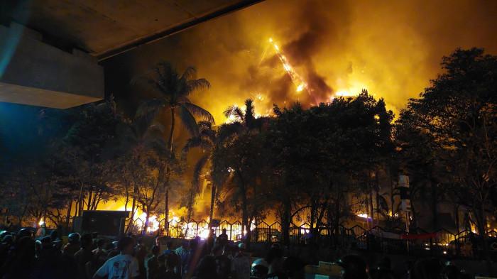 Unjuk Rasa Berujung Duka, Gedung DPRD Makassar Ludes Terbakar