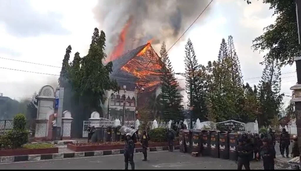 Gedung DPRD NTB Hangus Dibakar Massa Aksi