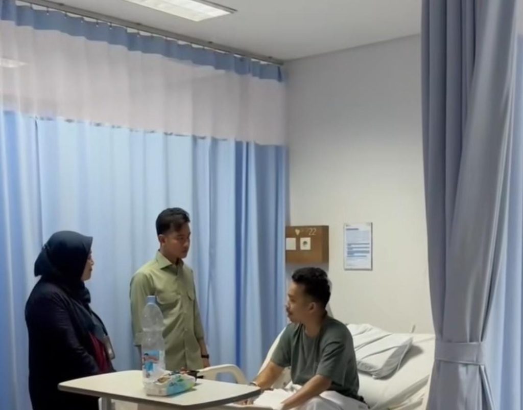 Gibran Jenguk Korban Luka Demo di RS Pelni dan RSCM