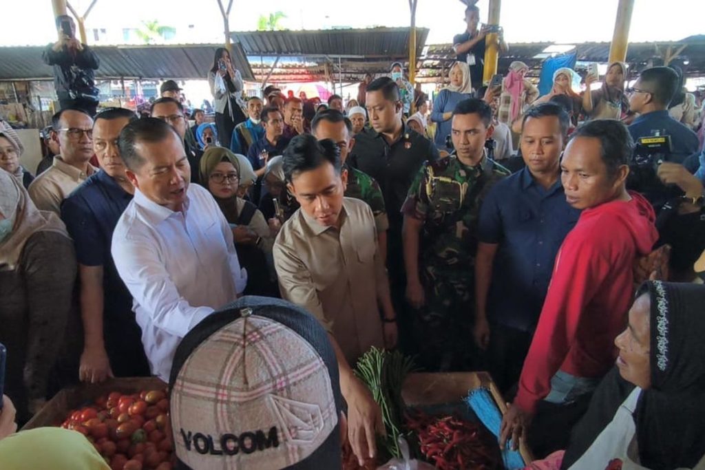 Gibran Tinjau Harga Sembako di Pasar Kebon Roek Mataram