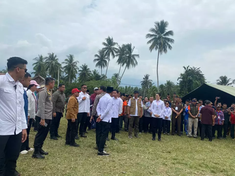 Gibran Tinjau Pengungsi Gempa Poso, Disambut Meriah Warga