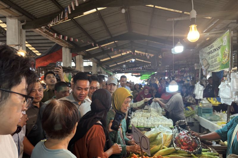 Wapres Gibran Belanja di Pasar Flamboyan, Pedagang Dapat Amplop Bonus