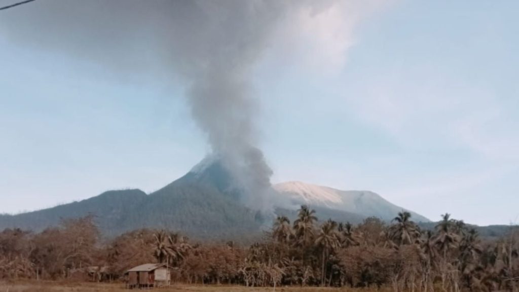 Gunung Lewotobi Erupsi, Warga Diminta Jauhi Radius 6 Km